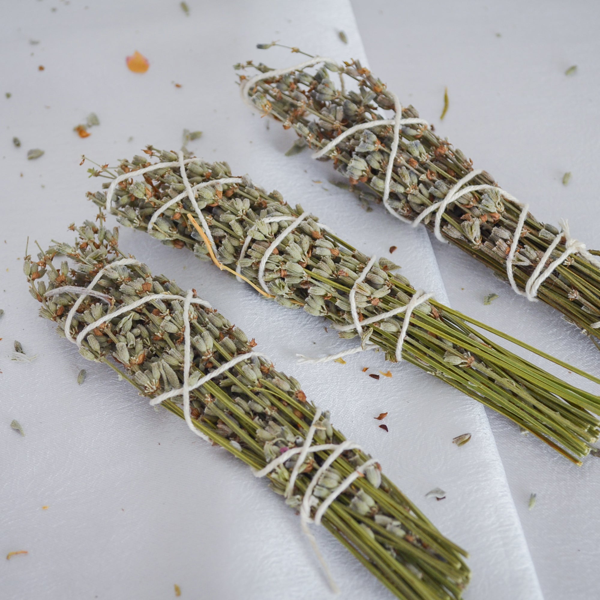 Gedroogde Lavendel Smudge Stick: Kalmerend & Slaapverwekkend | DipaDvara